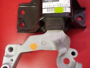 Engine mounting Nissan x-trail MR20 RHS